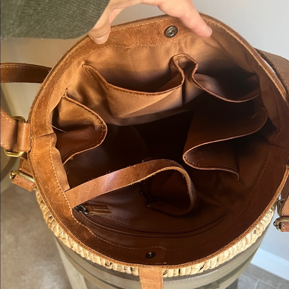Large Elevate People Brown Leather Bucket Bag with Tassel - Picture 8 of 10
